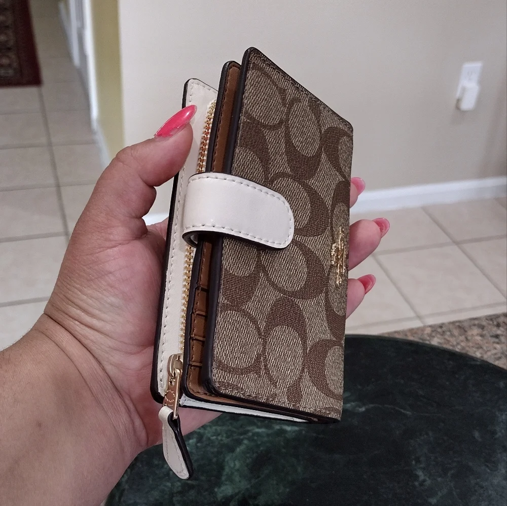 NWOT Coach Signature Medium Corner Zip Wallet